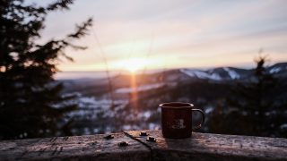 日没の風景とマグカップ